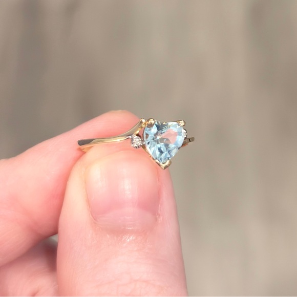 Vintage 10K Yellow Gold Blue Topaz Heart Ring: Diamond Accent, Size 6 - Picture 8 of 9